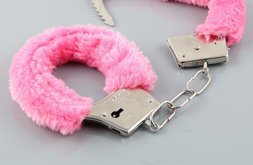 Вибратор и наручники. Розовые наручники. Наручники меховые ( розовый). Наручники розовые пушистые. Розовые наручники с мехом.