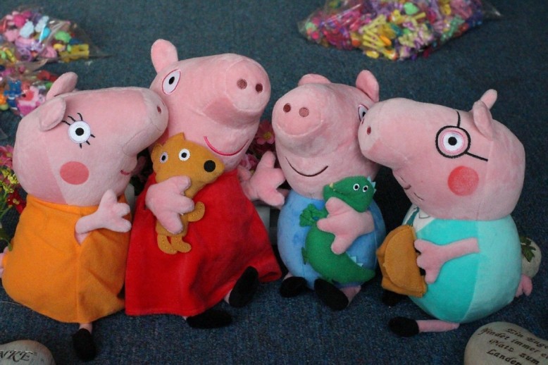 7 свинки пеппы. Свинка Пеппа и ее семья игрушки. Свинка Пеппа игрушка друзья. Свинка Пеппа и ее друзья игрушки. Плюшевая семейка.